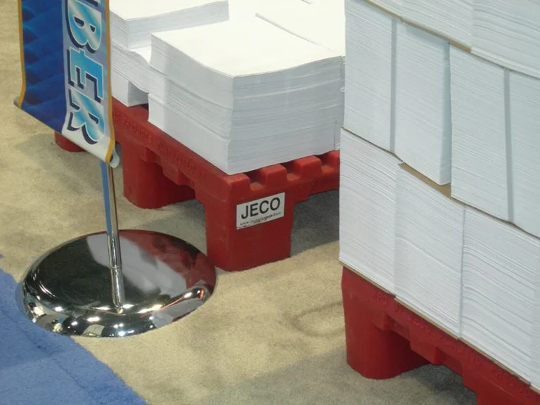 ribbed-top Jeco pallet holds reams of paper